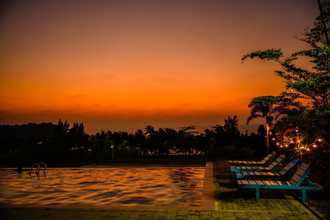 Lover View Pool Bar & Bungalows Ngwesaung Exterior photo